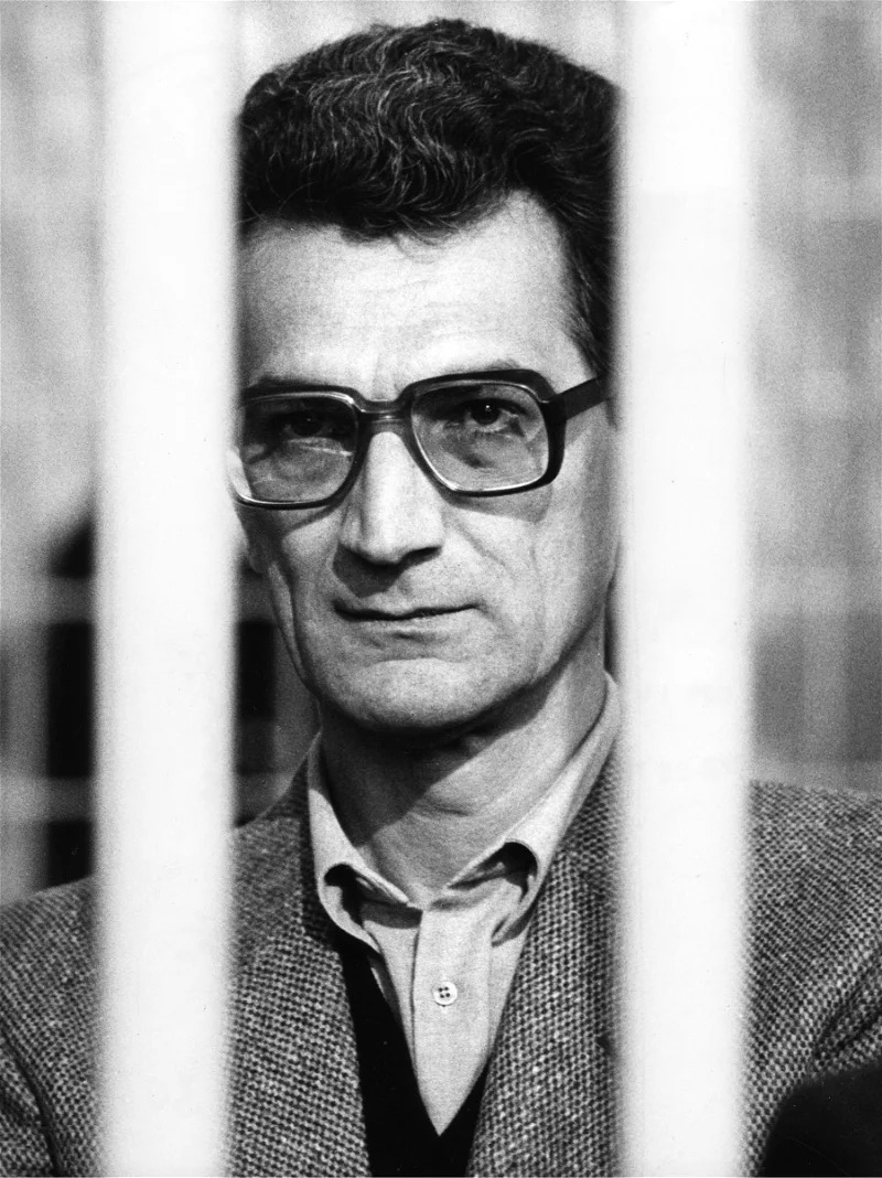 نيغري خلف القضبان في إحدى جلسات محاكمته بداية الثمانينيات